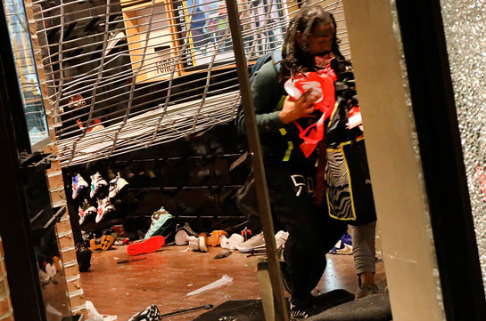 В Манхэттене протестующие разграбили магазины (Видео)