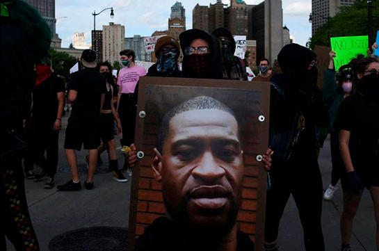 Афроамериканец Флойд, скончавшийся из-за действий полиции, болел COVID