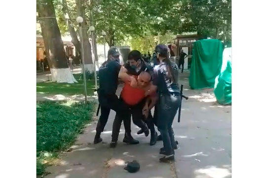 Полицейские унижают гражданина Армении из-за отсутствия маски – Никол Пашинян обратился к инциденту