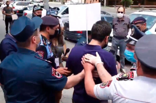 Полиция задержала правозащитника Меликяна за проведение одиночного пикета у здания парламента Армении (Видео)