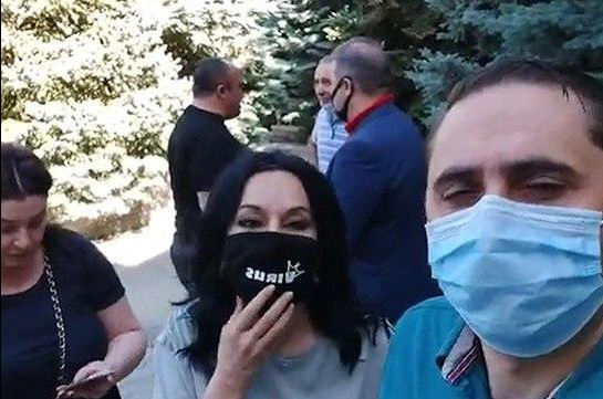 «Это полицейские репрессии». СНБ проводит обыски в доме главы крупнейшей оппозиционной партии Армении (Видео)