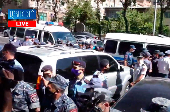 У здания парламента Армении – напряженная ситуация, полицейские задерживают граждан