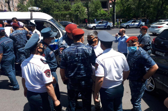 Ոստիկանները բերման ենթարկեցին ավագանու ԲՀԿ անդամ Արման Ներսիսյանին (Լուսանկարներ)