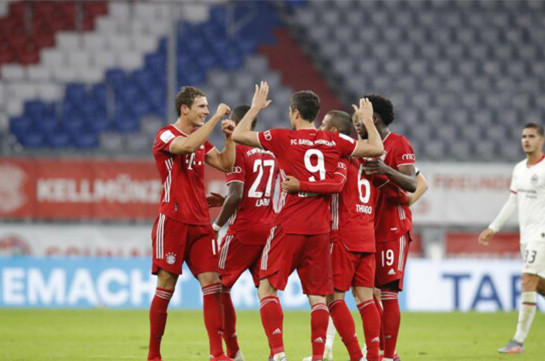"Бавария" восьмой раз подряд выиграла чемпионат Германии по футболу