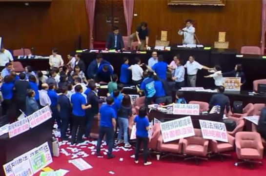 В парламенте Тайваня произошла драка между депутатами