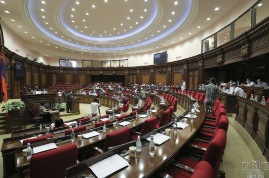 Парламент Армении принял во втором чтении и полностью законопроект об обеспечении права на пенсию судей Конституционного суда в связи с прекращением полномочий