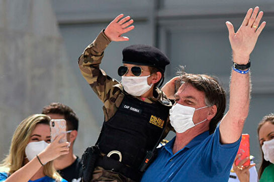 В Бразилии суд отменил решение, обязывающее Болсонару носить маску