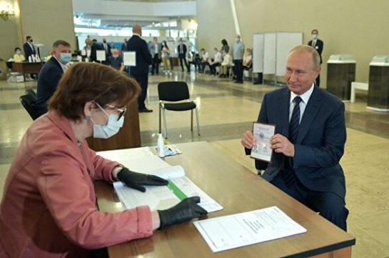 Путин проголосовал по поправкам в конституцию (Видео)