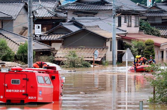 Число жертв ливневых дождей в Японии достигло 40 (Видео)