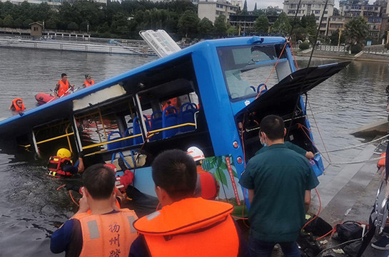 В Китае число жертв падения автобуса в водохранилище достигло 21