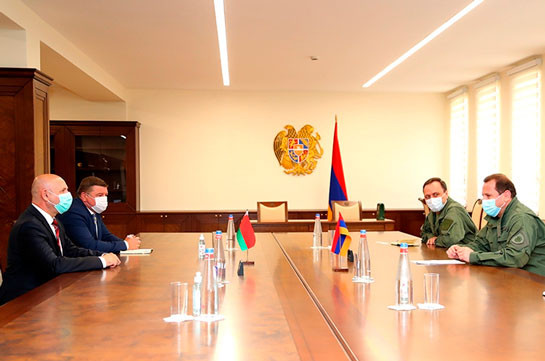Состоялась встреча министра обороны Армении с послом Беларуси Игорем Назаруком