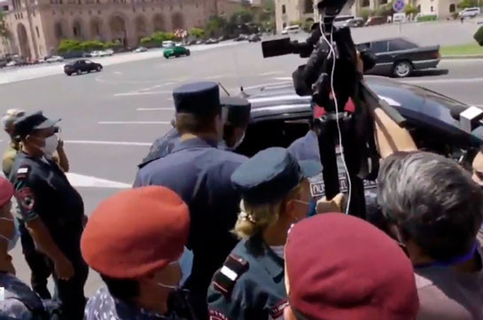 Полицейские продолжают задерживать участников акции протеста перед зданием правительства Армении