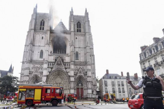Власти Франции восстановят собор в Нанте после пожара
