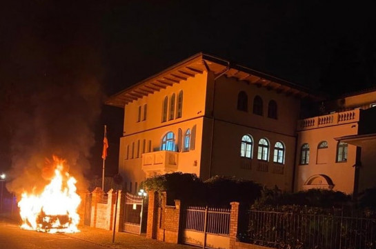 Неизвестные подожгли ночью служебный автомобиль посольства Армении в Германии