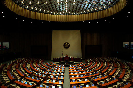 Парламент Южной Кореи закрылся из-за COVID-19 у журналиста