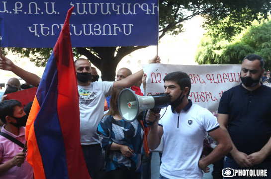 «Нет кредитному грабежу» – акция протеста перед зданием правительства