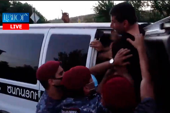 Ոստիկանները բերման ենթարկեցին կառավարական առանձնատան մերձակայքում բողոքի ակցիայի մասնակիցներին (Տեսանյութ)