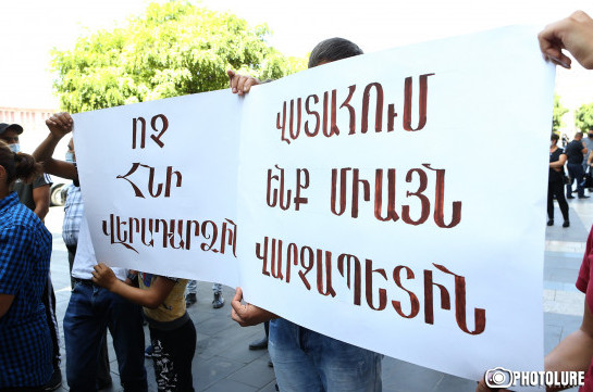 Residents of Yeghegnut community gather in front of Government building, protest against restoration of rights of former community head