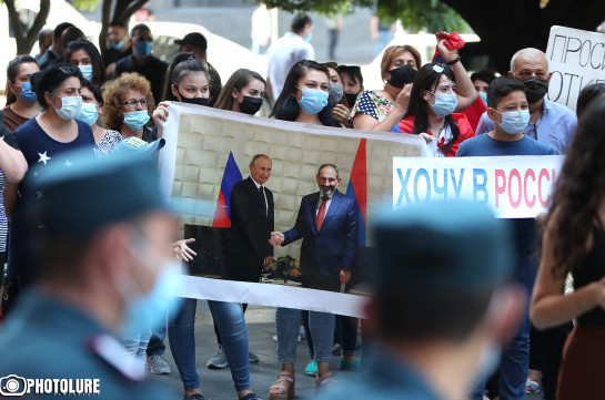 Желающие выехать в РФ граждане Армении снова собрались перед правительством