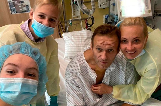 Навальный опубликовал фото из берлинской клиники «Шарите»