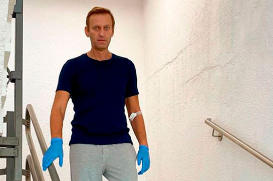 Навальный написал в инстаграме, что уже может ходить