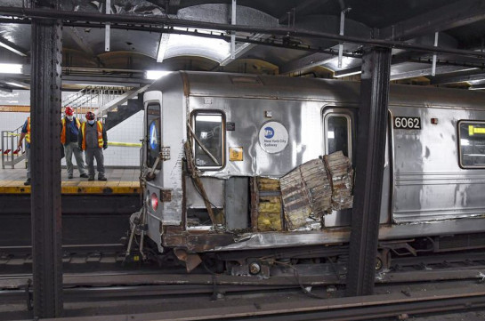 Вагон поезда в метро Нью-Йорка сошел с рельсов