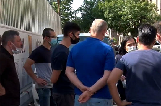 Бывшие активисты сняли джинсы, надели костюмы и стали героями «Скотного двора» – жители улицы Ахпюр Сероб проводят акцию протеста