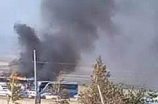 В городе Варденис после удара азербайджанскими беспилотниками горит гражданский автобус