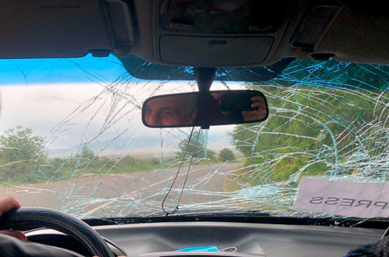 Автомобиль журналистов AFP попал под обстрел Азербайджана в Карабахе
