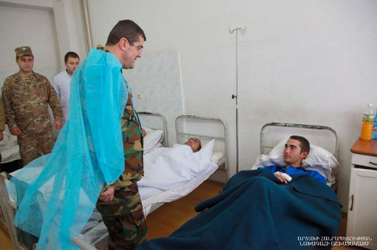 Президент Арцаха посетил раненых военнослужащих
