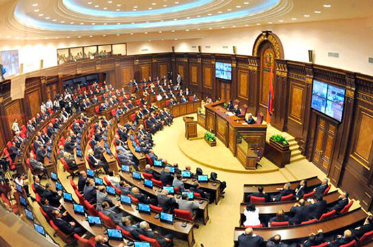 Парламент Армении принял во втором чтении и полностью законопроект об установлении штрафов за нарушение ограничений во время военного положения