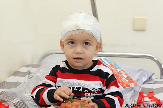 Ադրբեջանական ռմբակոծությունից վիրավորված 2-ամյա Արծվիկը դուրս է գրվել հիվանդանոցից