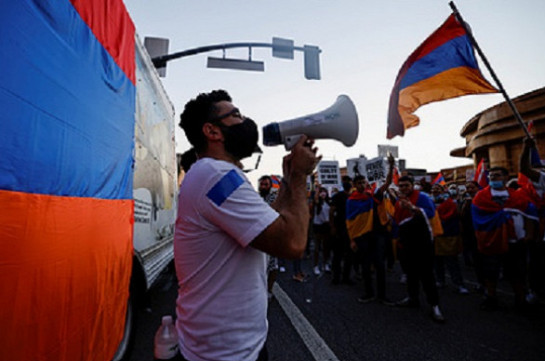 Армяне проводят марш в Майами-Бич, осуждая Азербайджан и требуя независимости Арцаха