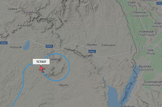 Турецкий беспилотник Bayraktar TB2 совершает разведывательный полет на расстоянии около 25 км от аэропорта Гюмри