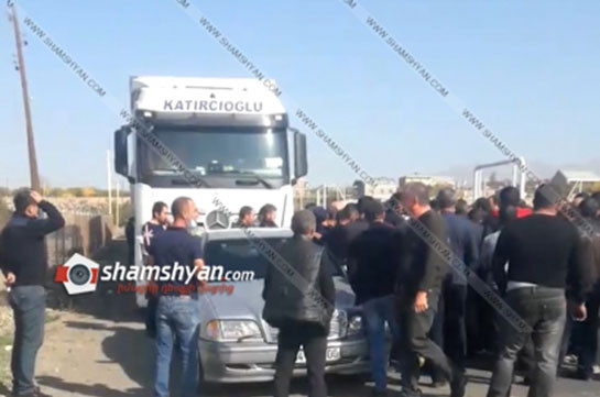 Լարված իրավիճակ՝ Երևան-Գյումրի ճանապարհին. քաղաքացիներն արգելում են թուրքական բեռնատարների շարժը