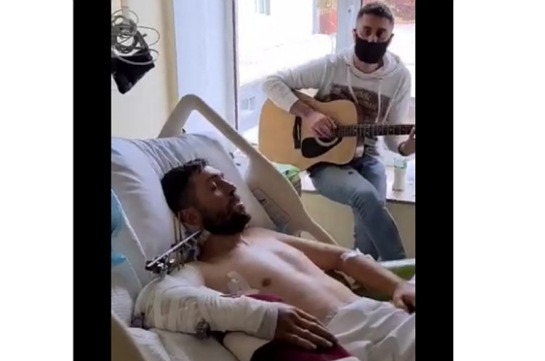 «Հիվանդանոցի պատերի ներսում չքանում է ցավն ու տխրությունը». Երգում է վիրավոր զինվորը (Տեսանյութ)