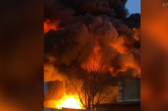Сильный пожар и взрывы на складе с газовыми баллонами в Москве (Видео)