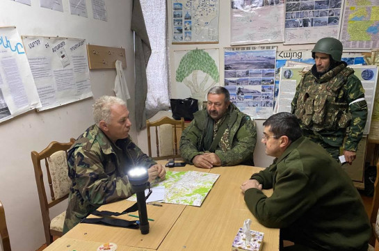 Араик Арутюнян посетил боевые защищающие Степанакерт позиции, встретился с генералом Мнацаканяном (Фото)