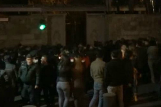 Situation in Armenia tense, demonstrators break into Governmental House