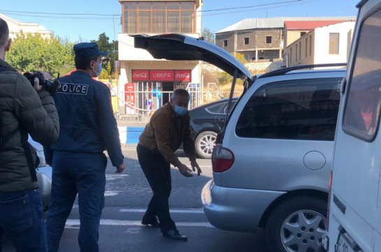 Օդանավակայանից Երևան ճանապարհին ոստիկանությունը ստուգում է բոլոր մեքենաները. Երևանում հանրահավաք է սպասվում. Լուսանկարներ