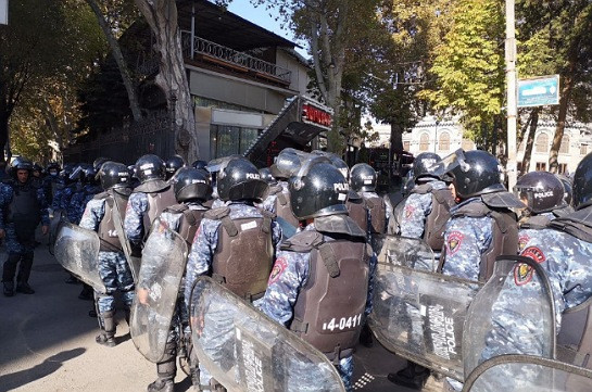 Շրջաններից Երևան եկող ճանապարհները փակվում են, մարզերից ոստիկանական նոր ուժեր են բերվում Ազատության հրապարակ. Լուսանկարներ