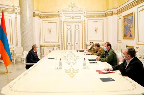 Пашинян обсудил ситуацию вокруг Карабаха с главой МИД и военным руководством Армении