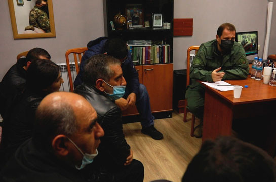 Министр обороны Армении встретился с членами семей без вести пропавших военнослужащих