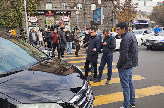 Demonstrators in Yerevan end their protest action, open the street closed by cars