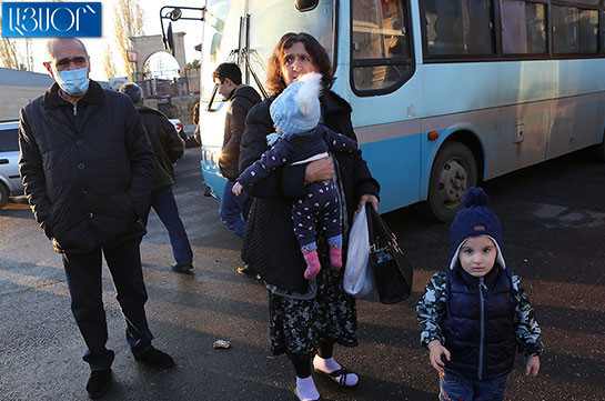 Еще свыше 1 400 беженцев вернулись в НКР из Армении