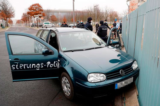 Բեռլինում մեքենան բախվել է Մերկելի գրասենյակի դարպասներին
