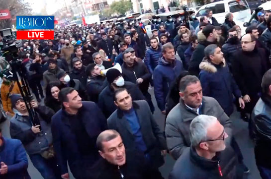 «Առանց Նիկոլ Հայաստան» ակցիայի մասնակիցները երթով գնում են դեպի կառավարության շենք (Տեսանյութ)