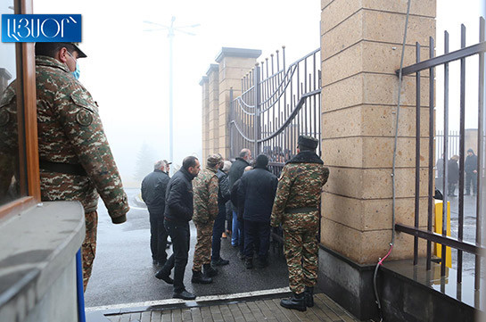 Родственники без вести пропавших военнослужащих встречаются с начальником Генштаба ВС Армении