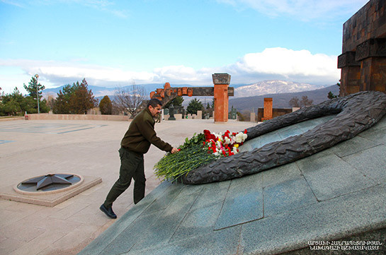 Араик Арутюнян в мемориальном комплексе Степанакерта воздал дань уважения памяти погибших