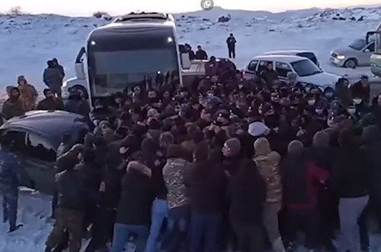 Սյունիքի մարզում լարված է. սյունեցիները փակել են ճանապարհը՝ թույլ չտալու վարչապետի մուտքը
